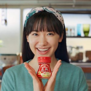 芦田愛菜「丸うた」を歌いながら料理！ 丸鶏がらスープ™新CM
