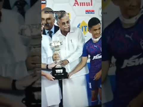 Bengal Governor Pushed Aside Footballer Sunil Chhetri During Award Ceremony | #shorts